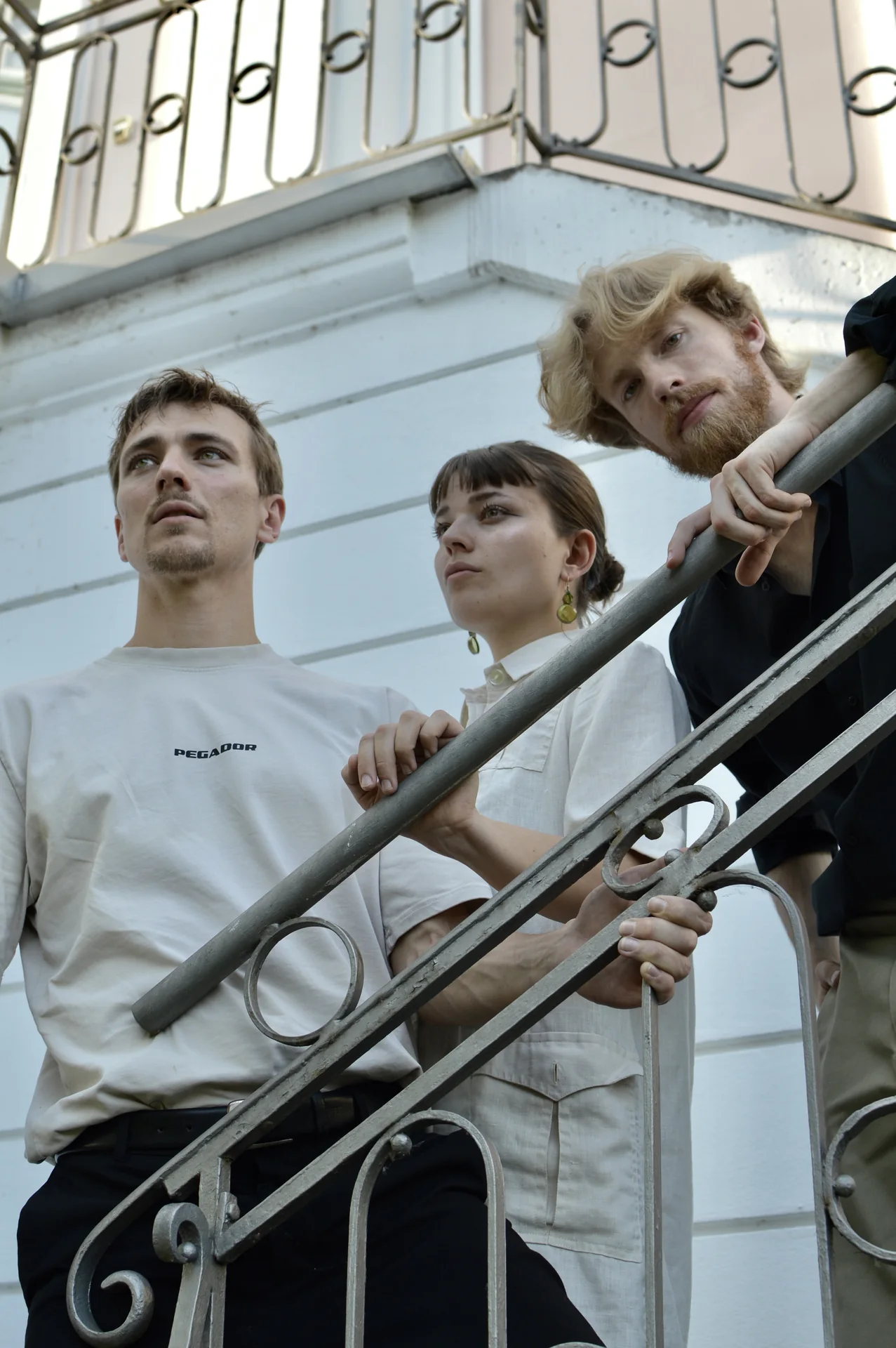 Trio Lemaître an einer Außentreppe
