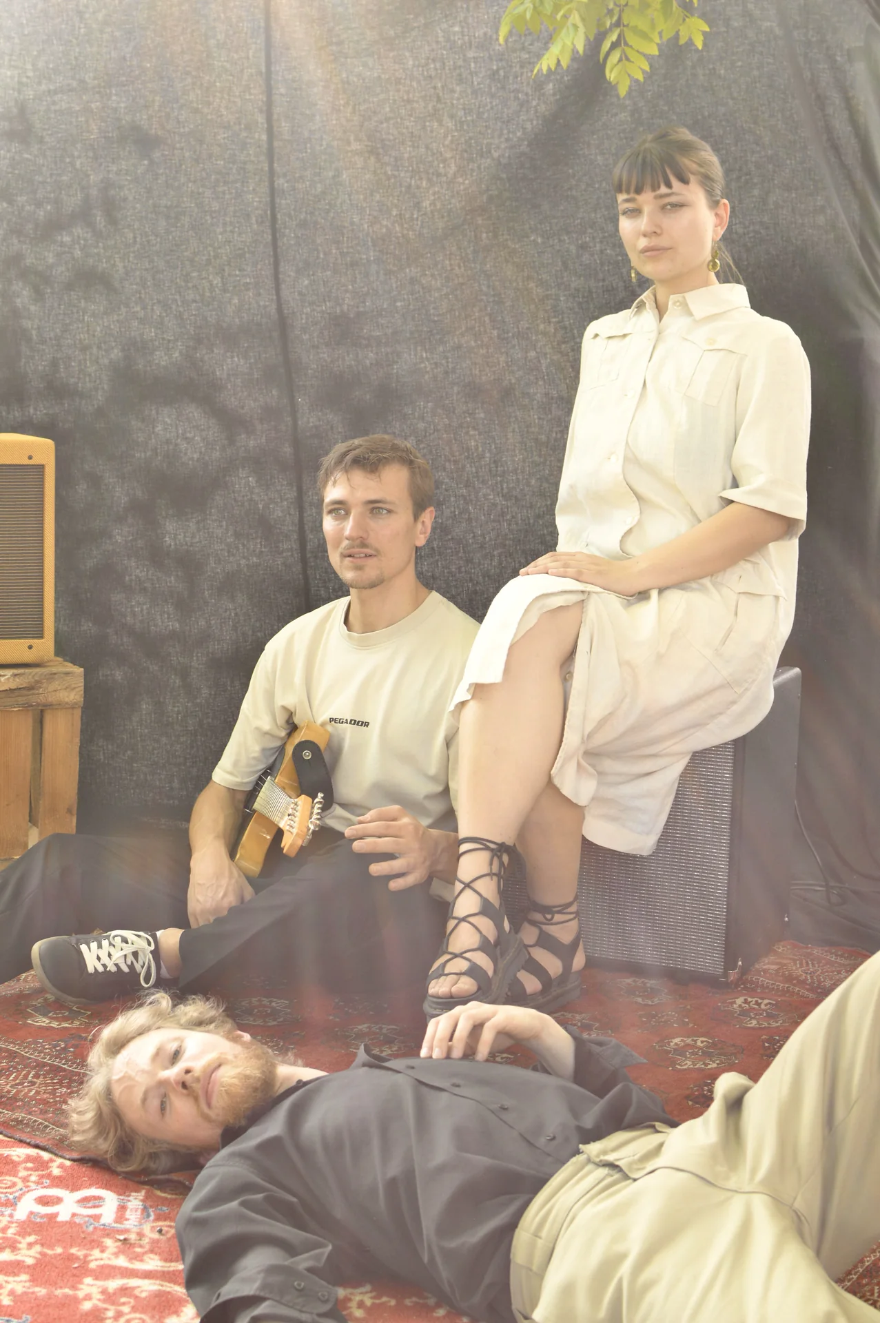 Die drei Mitglieder von Trio Lemaître in einer hellen, inszenierten Studioszene